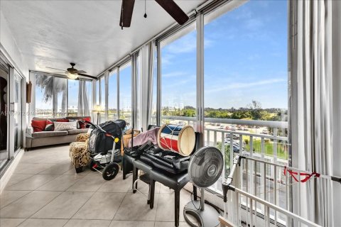 Condo in Hollywood, Florida, 2 bedrooms  № 1892713 - photo 23