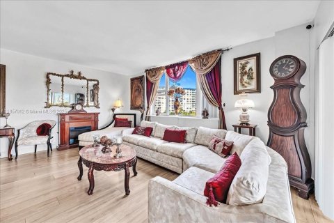 Condo in Hollywood, Florida, 2 bedrooms  № 1892713 - photo 10