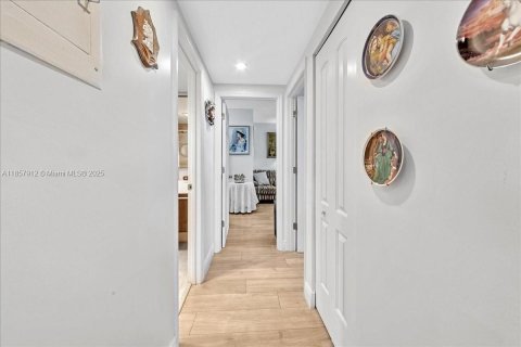 Condo in Hollywood, Florida, 2 bedrooms  № 1892713 - photo 30