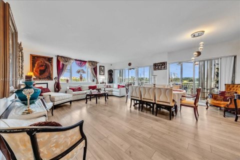 Condo in Hollywood, Florida, 2 bedrooms  № 1892713 - photo 4