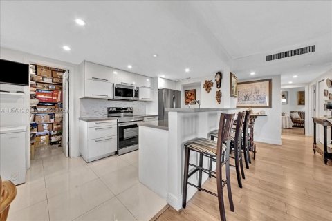 Condo in Hollywood, Florida, 2 bedrooms  № 1892713 - photo 13