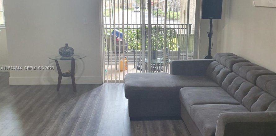 Кондоминиум с 1 спальней в Пемброк-Пайнс, Флорида № 2009089