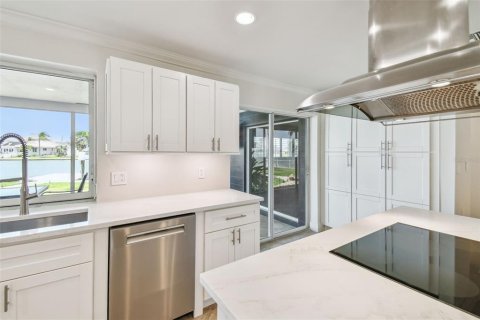 House in Seminole, Florida 4 bedrooms, 192.96 sq.m. № 1761119 - photo 15