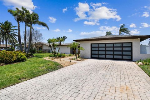 House in Seminole, Florida 4 bedrooms, 192.96 sq.m. № 1761119 - photo 9