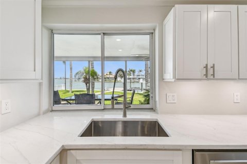 House in Seminole, Florida 4 bedrooms, 192.96 sq.m. № 1761119 - photo 16