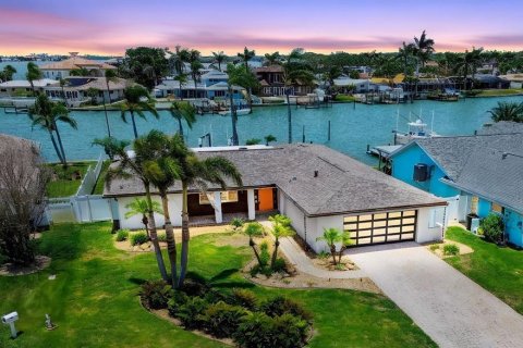 House in Seminole, Florida 4 bedrooms, 192.96 sq.m. № 1761119 - photo 1