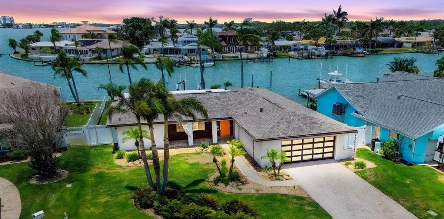 House in Seminole, Florida 4 bedrooms, 192.96 sq.m. № 1761119