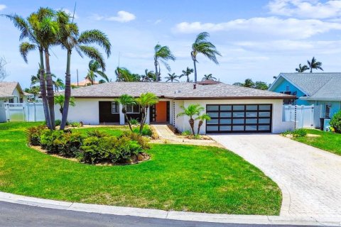 House in Seminole, Florida 4 bedrooms, 192.96 sq.m. № 1761119 - photo 2