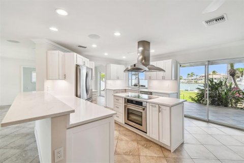 House in Seminole, Florida 4 bedrooms, 192.96 sq.m. № 1761119 - photo 12