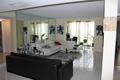 Copropriété à louer à Lauderhill, Floride: 2 chambres, 106.84 m2 № 1133046 - photo 1