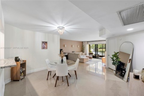 Condominio en venta en Coconut Creek, Florida, 1 dormitorio, 107.4 m2 № 2082829 - foto 10