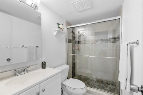 Condominio en venta en Coconut Creek, Florida, 1 dormitorio, 107.4 m2 № 2082829 - foto 20