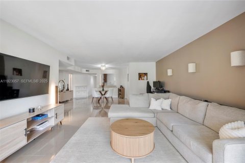 Condominio en venta en Coconut Creek, Florida, 1 dormitorio, 107.4 m2 № 2082829 - foto 3