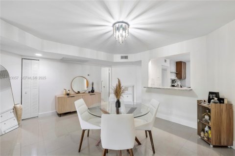 Condominio en venta en Coconut Creek, Florida, 1 dormitorio, 107.4 m2 № 2082829 - foto 12