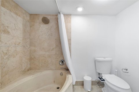 Condominio en venta en Coconut Creek, Florida, 1 dormitorio, 107.4 m2 № 2082829 - foto 19