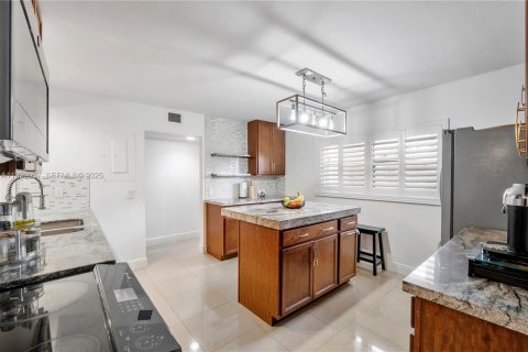 Condominio en venta en Coconut Creek, Florida, 1 dormitorio, 107.4 m2 № 2082829 - foto 9