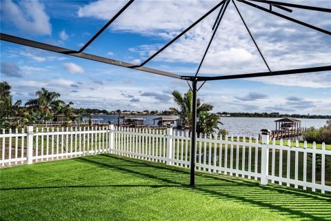 House in Winter Haven, Florida 4 bedrooms, 195.56 sq.m. № 1778385 - photo 1