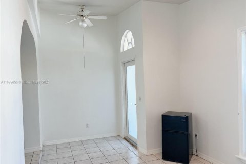 Propiedad comercial en venta en Miami, Florida, 224.82 m2 № 1698802 - foto 9