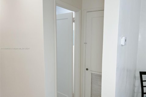 Propiedad comercial en venta en Miami, Florida, 224.82 m2 № 1698802 - foto 17