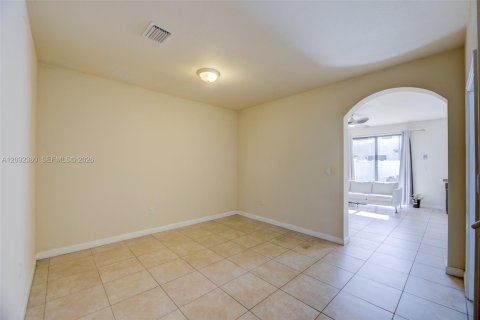 Touwnhouse à vendre à Hialeah, Floride: 4 chambres, 172.98 m2 № 2376041 - photo 11