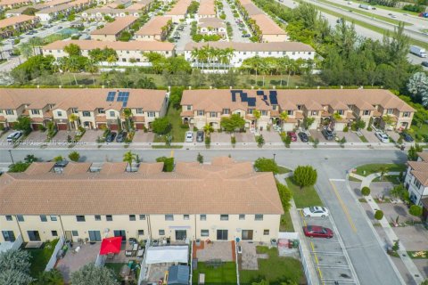 Touwnhouse à vendre à Hialeah, Floride: 4 chambres, 172.98 m2 № 2376041 - photo 7