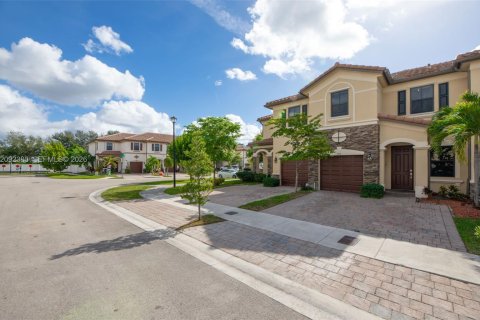 Touwnhouse à vendre à Hialeah, Floride: 4 chambres, 172.98 m2 № 2376041 - photo 3