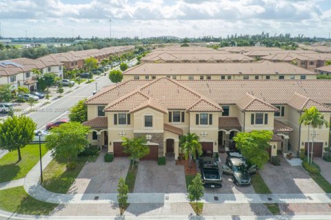 Touwnhouse à vendre à Hialeah, Floride: 4 chambres, 172.98 m2 № 2376041 - photo 4
