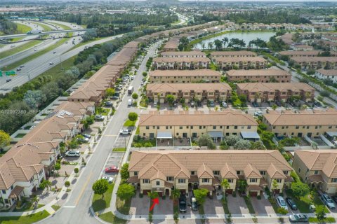 Touwnhouse à vendre à Hialeah, Floride: 4 chambres, 172.98 m2 № 2376041 - photo 6