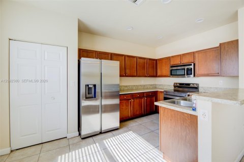 Touwnhouse à vendre à Hialeah, Floride: 4 chambres, 172.98 m2 № 2376041 - photo 18