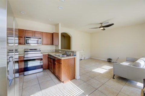 Touwnhouse à vendre à Hialeah, Floride: 4 chambres, 172.98 m2 № 2376041 - photo 19