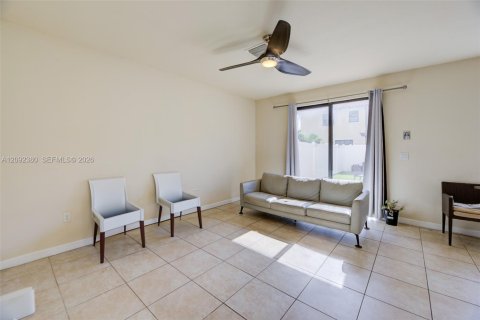 Touwnhouse à vendre à Hialeah, Floride: 4 chambres, 172.98 m2 № 2376041 - photo 14