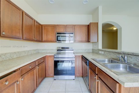 Touwnhouse à vendre à Hialeah, Floride: 4 chambres, 172.98 m2 № 2376041 - photo 20