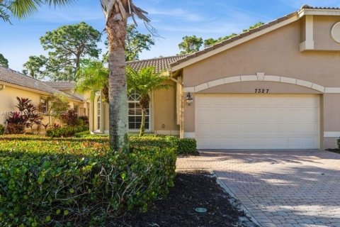 House in Port St. Lucie, Florida 3 bedrooms, 162.67 sq.m. № 1732038 - photo 2
