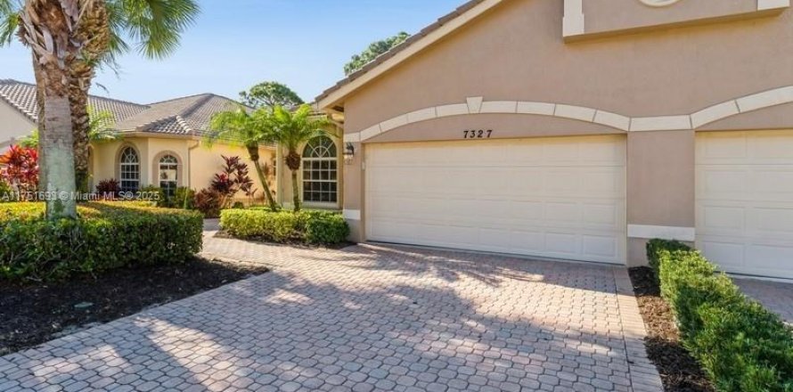 House in Port St. Lucie, Florida 3 bedrooms, 162.67 sq.m. № 1732038