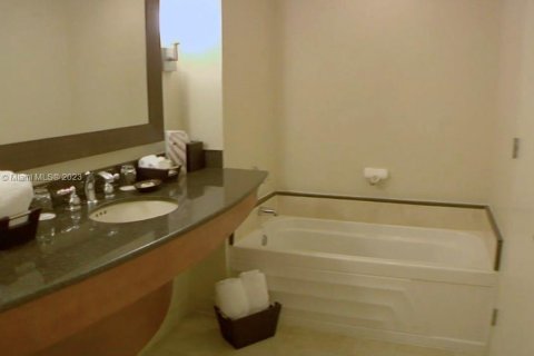 Condo in Sunny Isles Beach, Florida  № 1865121 - photo 5