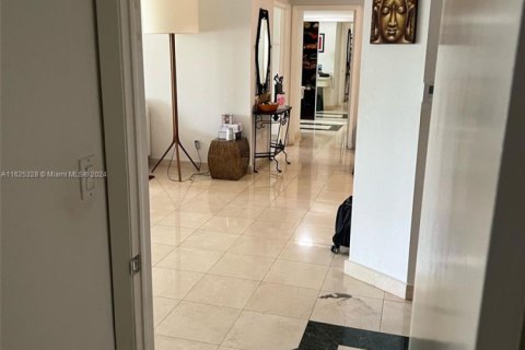 Condo in Aventura, Florida, 2 bedrooms № 1981927 - photo 2
