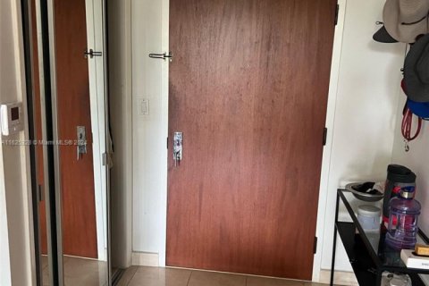 Condo in Aventura, Florida, 2 bedrooms № 1981927 - photo 12