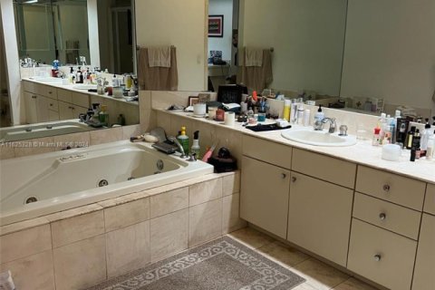 Condo in Aventura, Florida, 2 bedrooms № 1981927 - photo 15