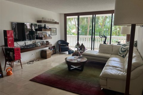 Condo in Aventura, Florida, 2 bedrooms № 1981927 - photo 11