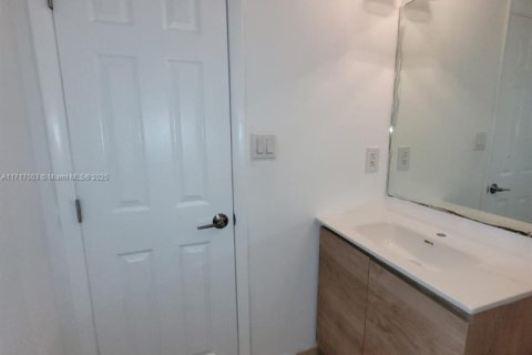 Condo in Bal Harbour, Florida  № 1962298 - photo 18