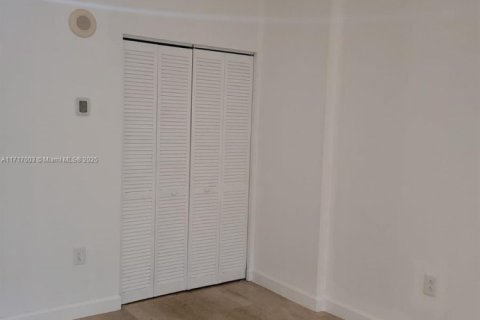 Condo in Bal Harbour, Florida  № 1962298 - photo 17