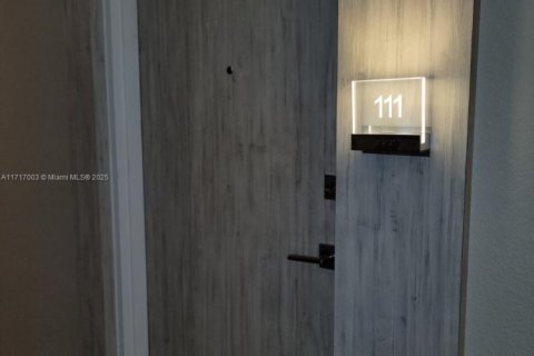 Condo in Bal Harbour, Florida  № 1962298 - photo 21