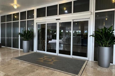 Condo in Bal Harbour, Florida  № 1962298 - photo 23