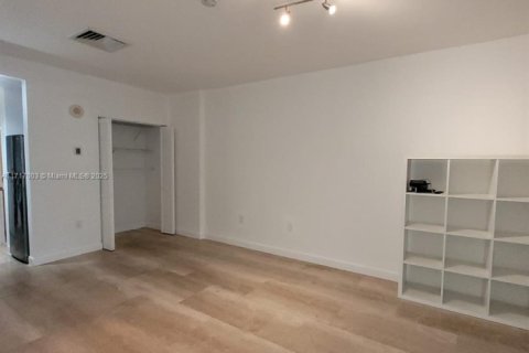 Condo in Bal Harbour, Florida  № 1962298 - photo 9