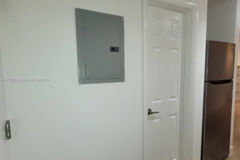 Condo in Bal Harbour, Florida  № 1962298 - photo 6