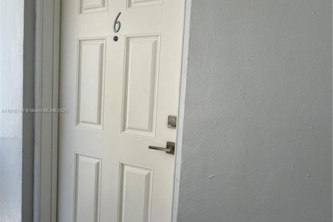 Снять в аренду квартиру в Майами, Флорида 2 спальни, 67.82м2, № 1973563 - фото 12