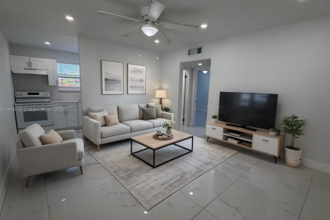 Снять в аренду квартиру в Майами, Флорида 2 спальни, 67.82м2, № 1973563 - фото 1