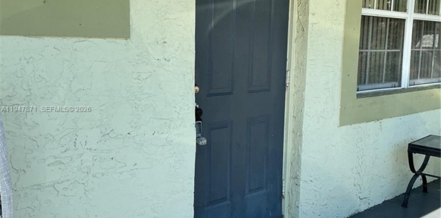 House in North Lauderdale, Florida 2 bedrooms, 109.44 sq.m. № 2079348