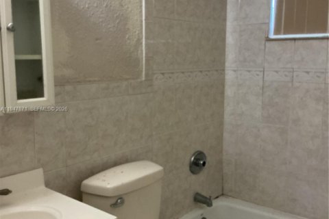 House in North Lauderdale, Florida 2 bedrooms, 109.44 sq.m. № 2079348 - photo 6