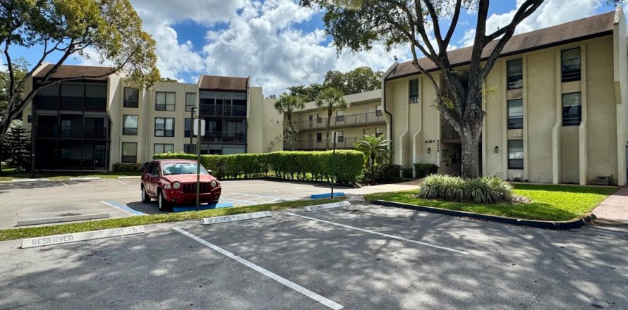 Condo in Tamarac, Florida, 2 bedrooms  № 2083639